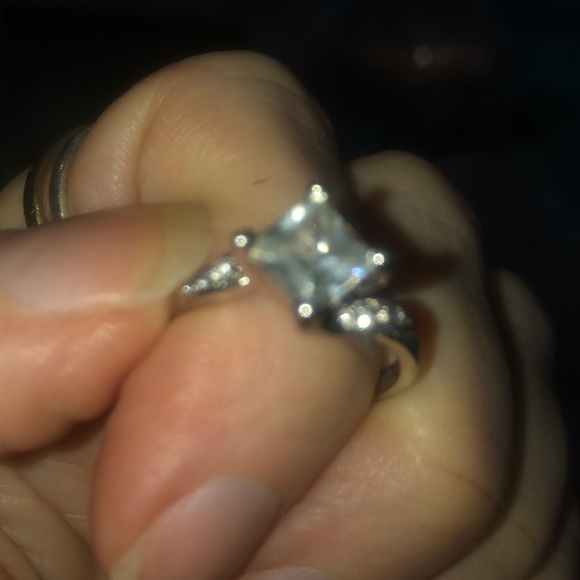 Engagement ring - Picture 2 of 2